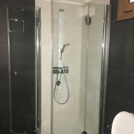 Traditional Studio Near Airport And Apartment